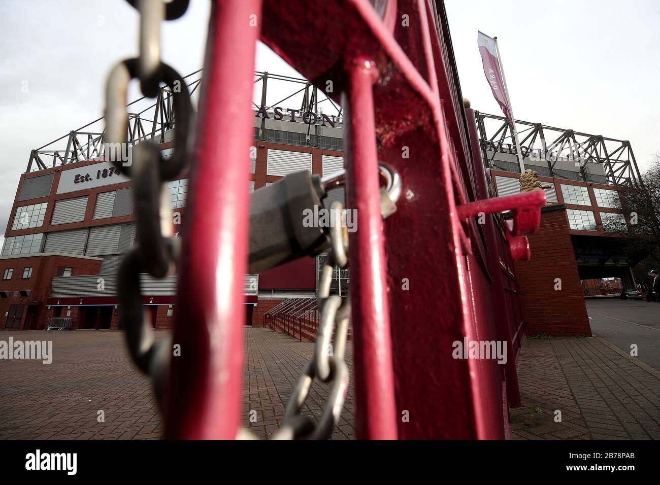 Ein allgemeiner Blick auf das Stadion hinter verschlossenen Toren im Villa Park, der Heimat des Aston Villa Football Club, nach der gestrigen Ankündigung, dass die Premier League alle Spiele bis Samstag, den 4. April 2020 ausgesetzt hat. Stockfoto