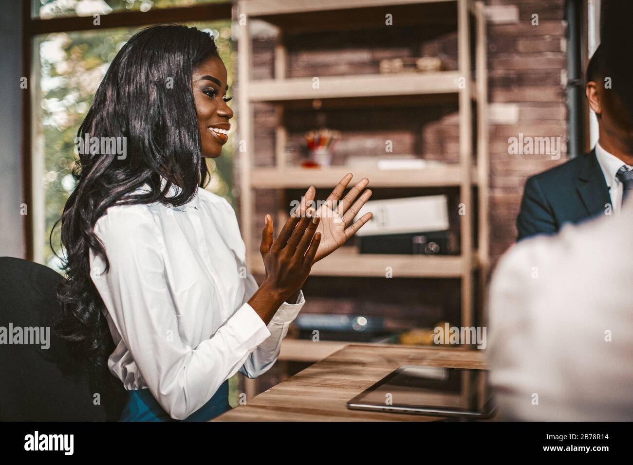 Business Woman African Ethnicity Applauds Mit Kollegen Im Tagungsraum Stockfoto