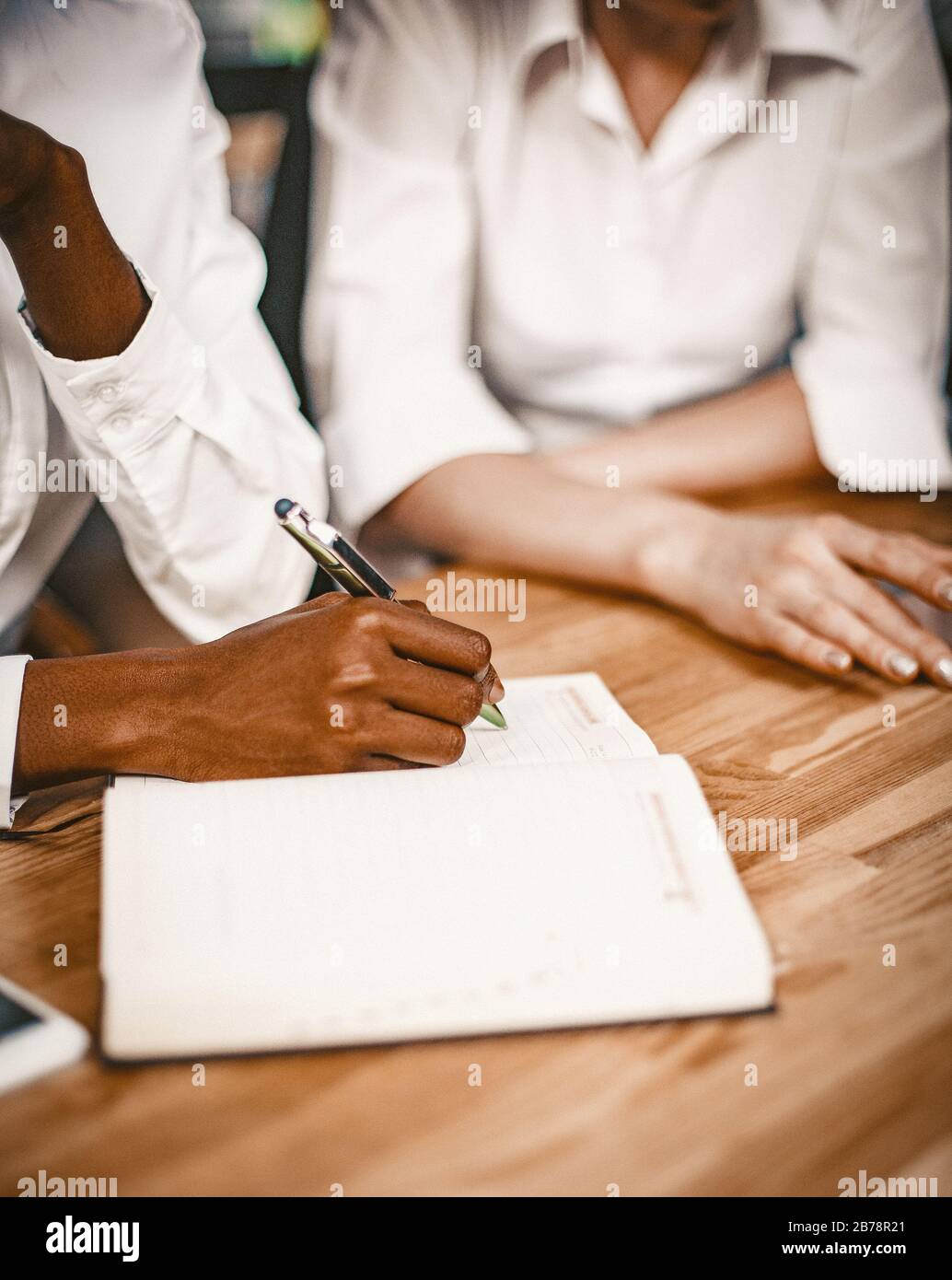 Teamarbeit Von Geschäftsleuten, Frauen Händigt Nahaufnahme Aus Stockfoto