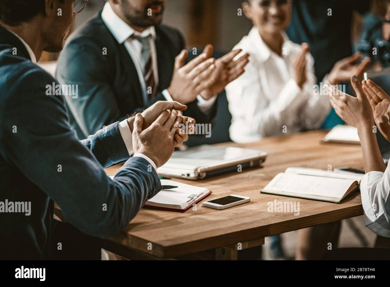 Geschäftsleute Applaudieren Nach Erfolgreichem Brainstorming Stockfoto