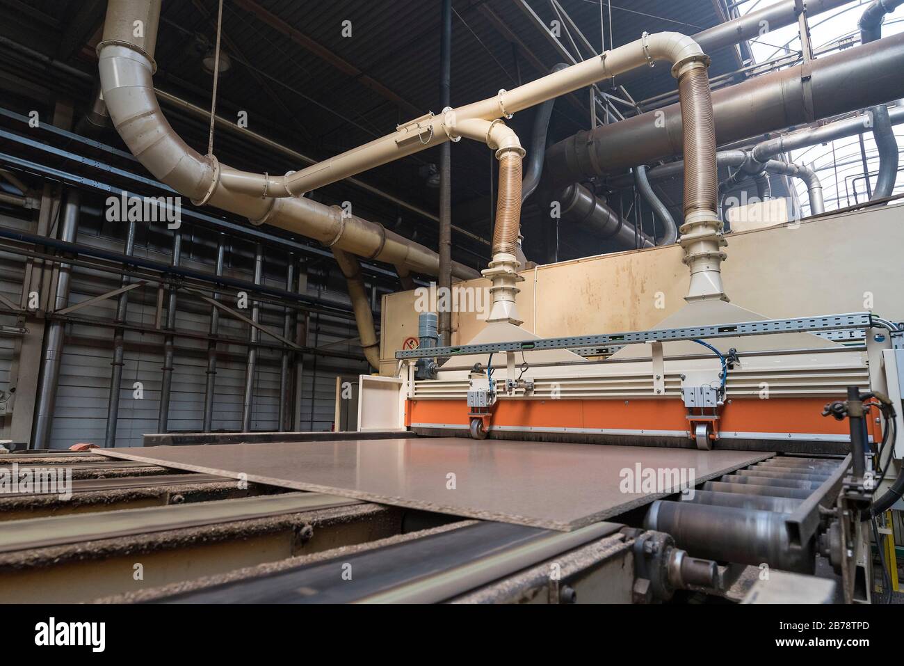 Fragment der technologischen Installation in der Spanplattenfabrik. Stockfoto