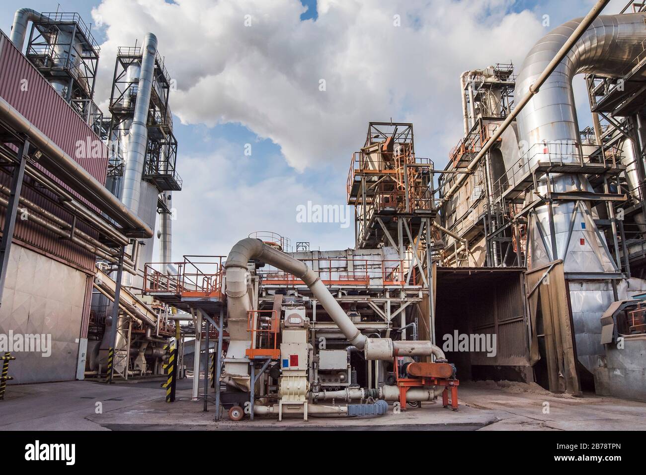 Fragment der technologischen Installation im Werk. Stockfoto