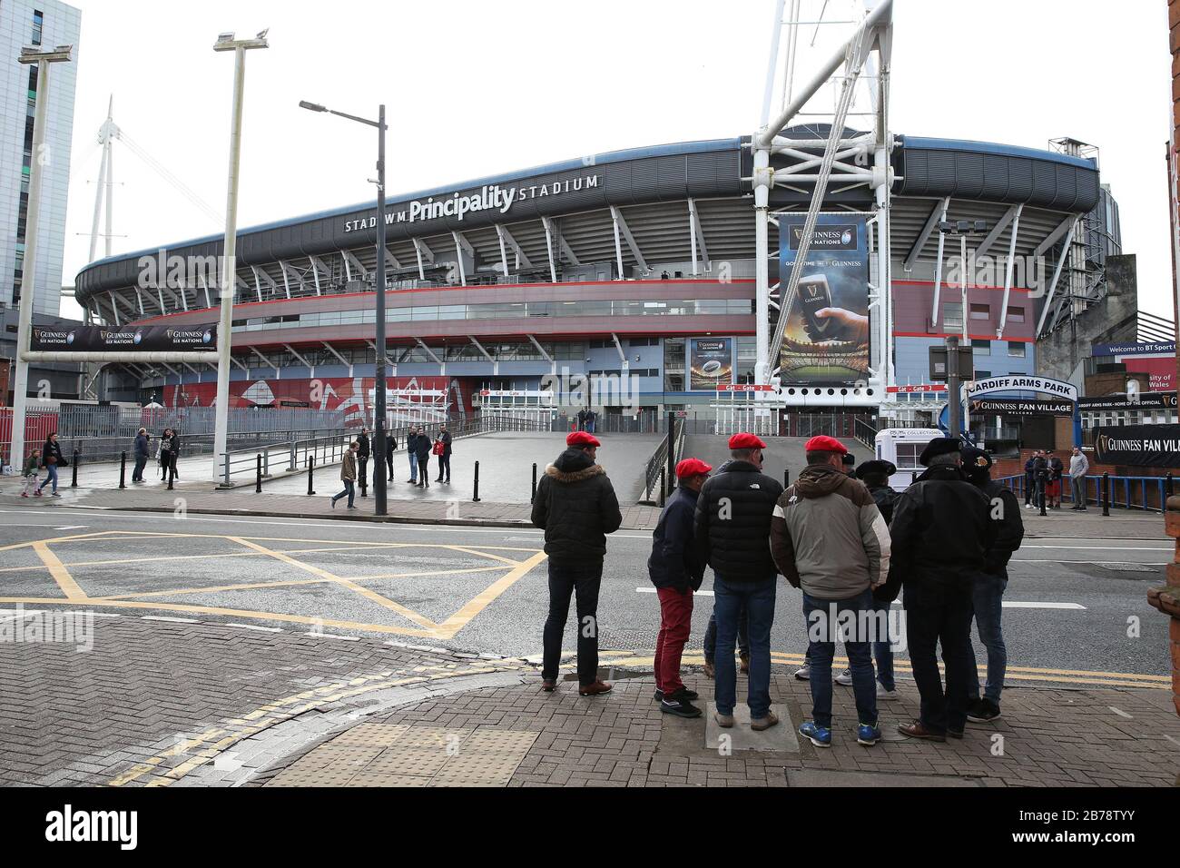 Cardiff, Großbritannien. März 2020. Rugby-Fans außerhalb des Fürstenstadions in Cardiff, Südwales am Samstag, den 14. März 2020. Sie hätten im Stadion das Spiel der sechs Nationen von Wales gegen Schottland gesehen, das gestern wegen der Situation des Coronavirus abgesagt wurde. PIC von Andrew Orchard/Alamy Live News Stockfoto