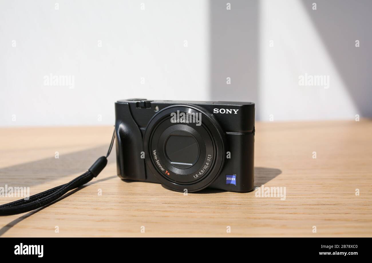 Shanghai, China - 17. September 2015: Sony DSC-RX100 schwarze digitale Taschenkamera Stockfoto