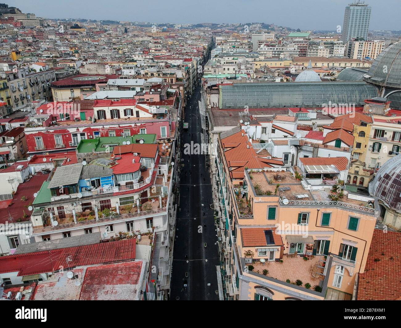 Neapel, Italien. März 2020. Blick auf die leere Straße in der Stadt Neapel, nachdem die italienische Regierung beispiellose nationale Beschränkungen für die Kontrolle des Coronavirus COVID-19 auferlegt hat. Kredit: Unabhängige Foto-Agentur Srl/Alamy Live News Stockfoto
