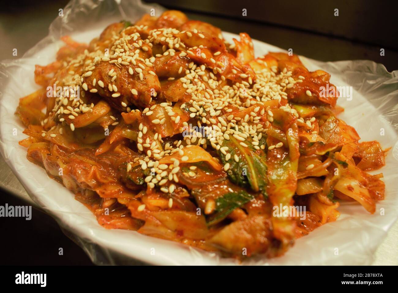 Koreanisches, würziges Schweinebraten Jeyuk Bokkeum auf dem Gwangjang Market, Seoul, Korea Stockfoto