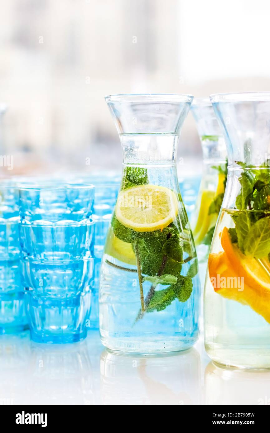 Wasser oder Limonaden mit Frucht-Aroma werden bei Wohltätigkeitsveranstaltungen in der Nähe serviert Stockfoto
