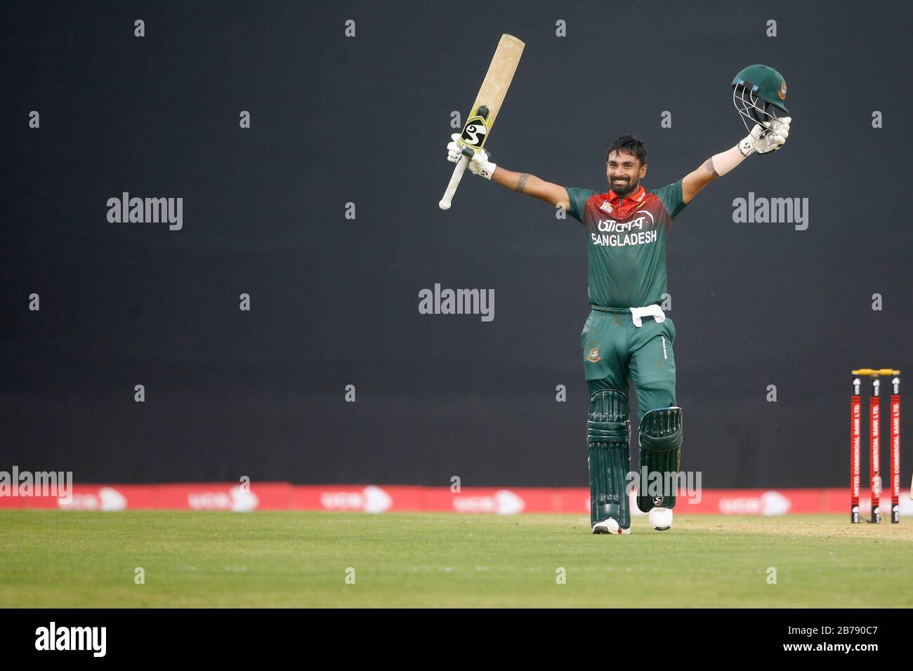 Der bangladeschische Eröffnungstreffer Liton Kumar das feiert nach einhundert Runs gegen Simbabwe im 3. Und letzten ODI-Spiel von drei Match-Serien bei S Stockfoto