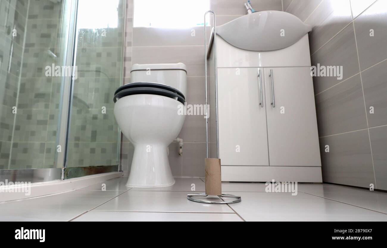 Ein Haushalt ohne toilettenpapier als Regale in Geschäften wird von toilettenwalze geleert, wie der Top-Wissenschaftler der Regierung warnte, dass bis zu 10.000 Menschen in Großbritannien bereits mit Covid-19 infiziert sind. Stockfoto