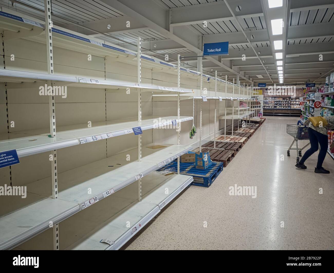 CHESTER, GROSSBRITANNIEN - 14. MÄRZ 2020: Eine Reihe leerer Regale in einem Supermarkt nach Panikkauf Stockfoto
