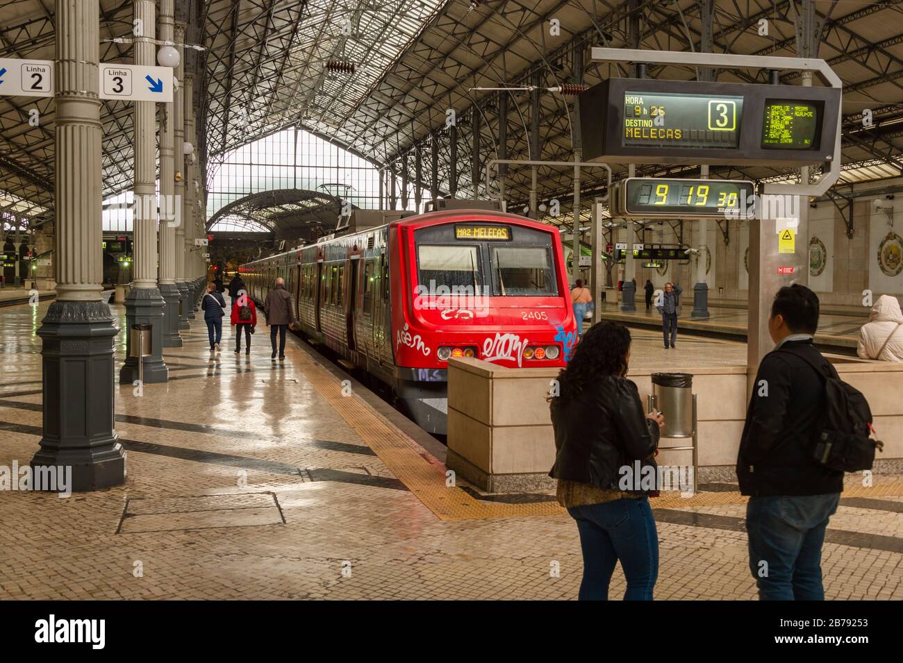 Lissabon, Portugal - 3. März 2020: Roter Regionalzug am Bahnhof Rossio Stockfoto