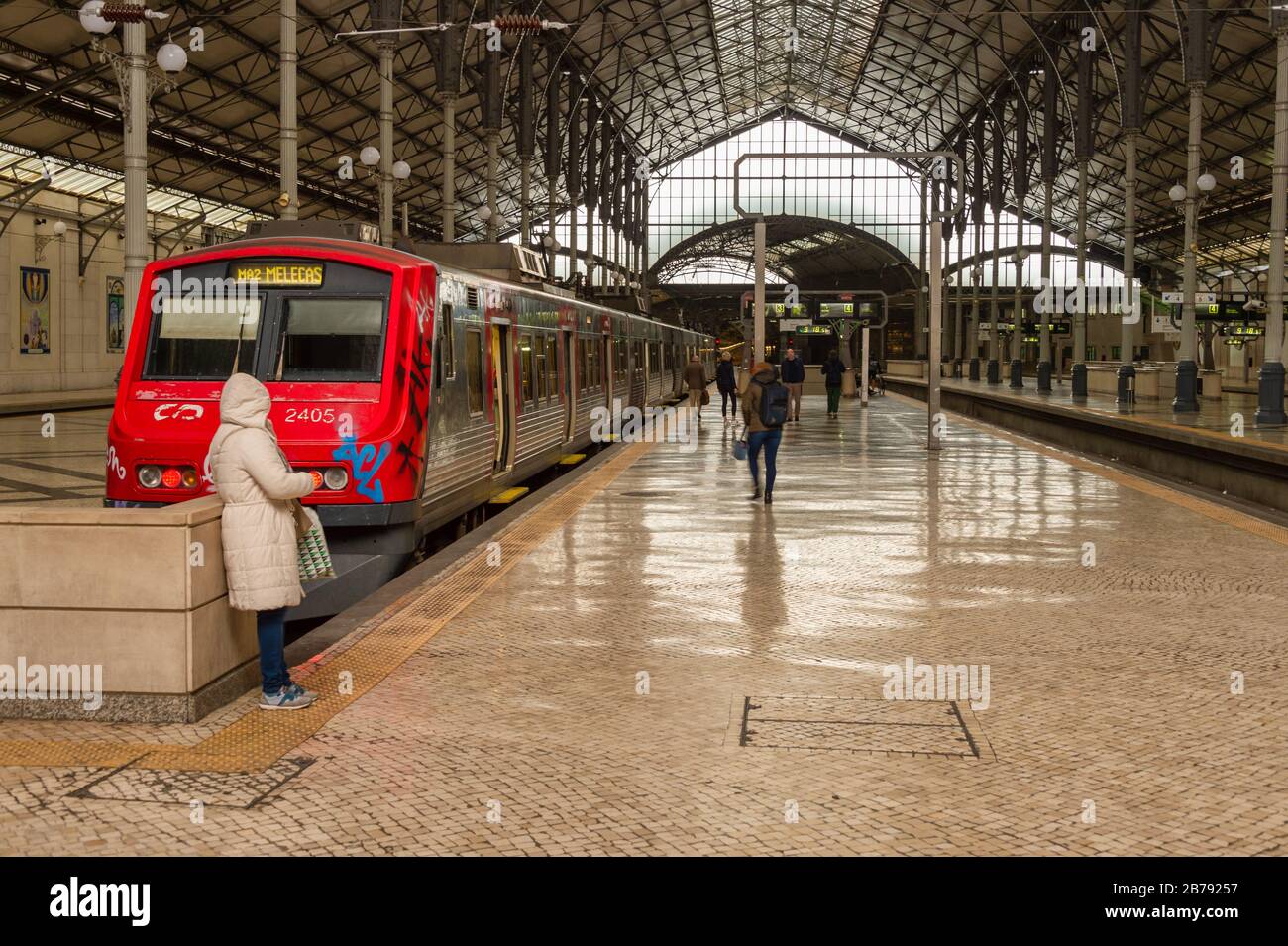 Lissabon, Portugal - 3. März 2020: Roter Regionalzug am Bahnhof Rossio Stockfoto