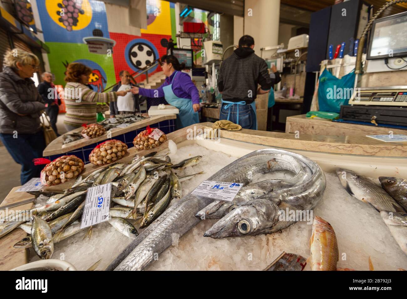 Lagos, Portugal - 5. März 2020: Verkauf und Kauf von frischem Fisch auf dem städtischen Marktplatz von Lagos Stockfoto