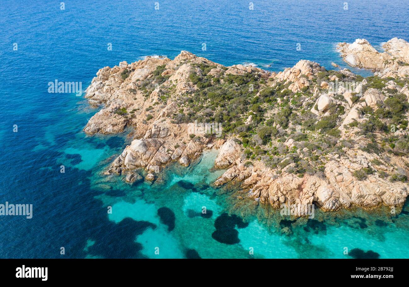 BLICK AUF DEN STRAND CALA NAPOLETANA IN CAPRERA, SARDINIEN Stockfoto