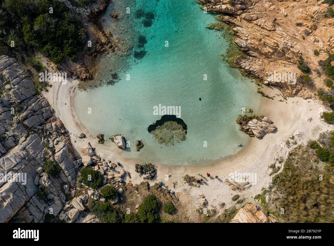 BLICK AUF DEN STRAND CALA NAPOLETANA IN CAPRERA, SARDINIEN Stockfoto