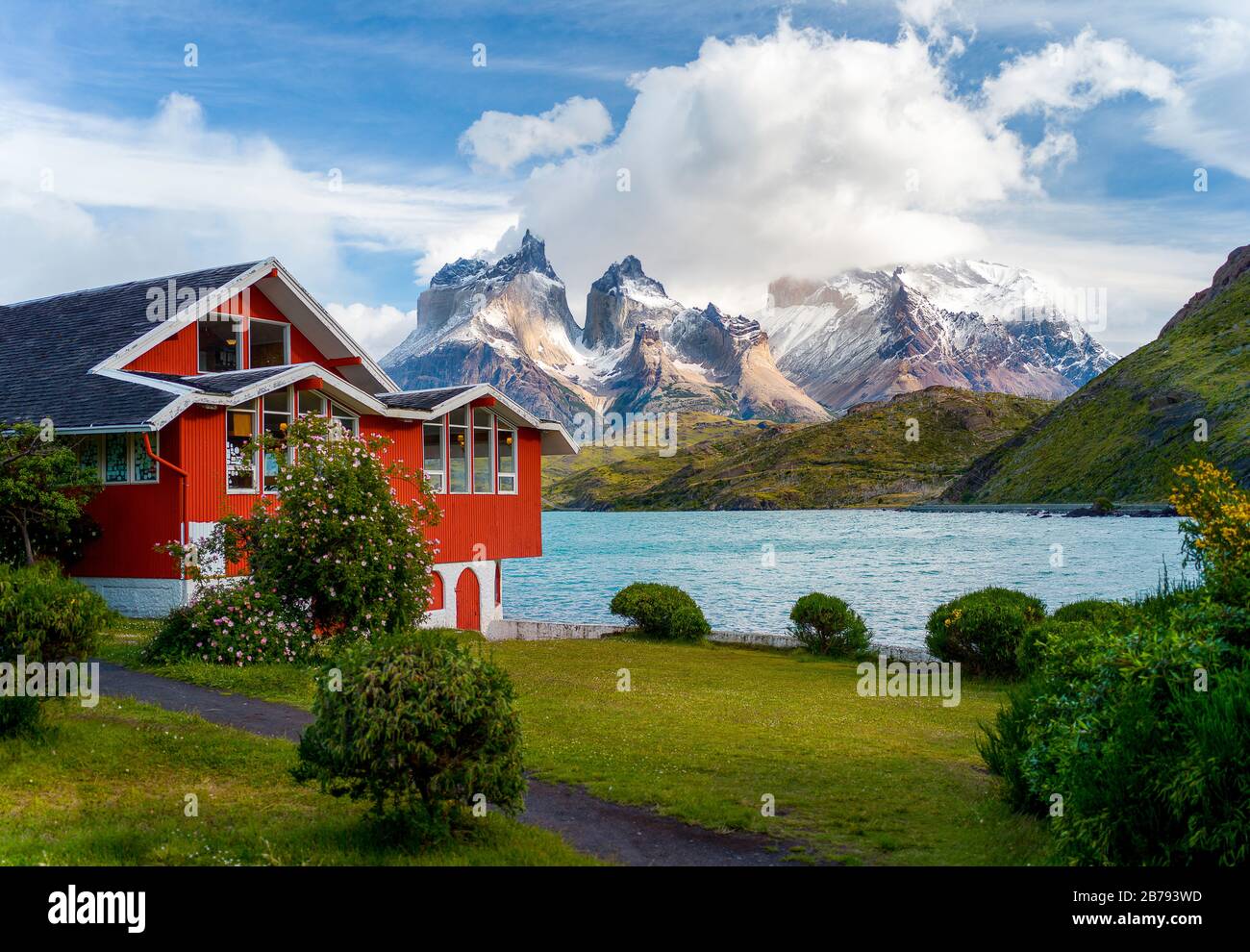 Haus am Pehoe See - Cerro Torre Berg im Hintergrund - Patagonien Stockfoto