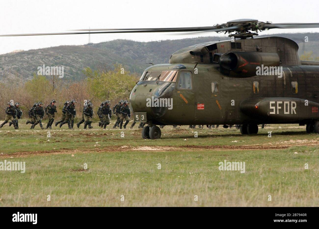 Deutscher Hubschrauber CH-53, der der Stabilisierungstruppe und portugiesischen Armeesoldaten zugeordnet ist. Stockfoto