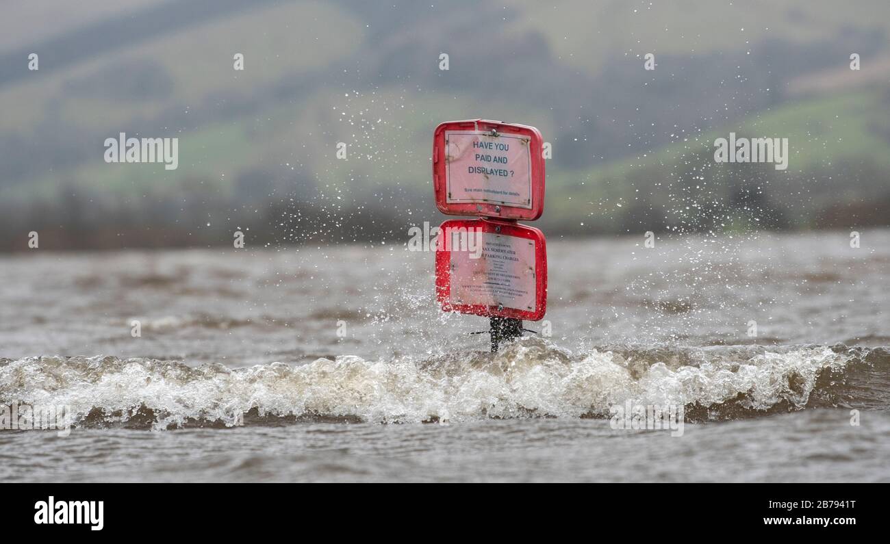 "Haben Sie für Ihr Parken bezahlt", Schild inmitten einer Flut auf Semerwater im Yorkshire Dales National Park. Stockfoto