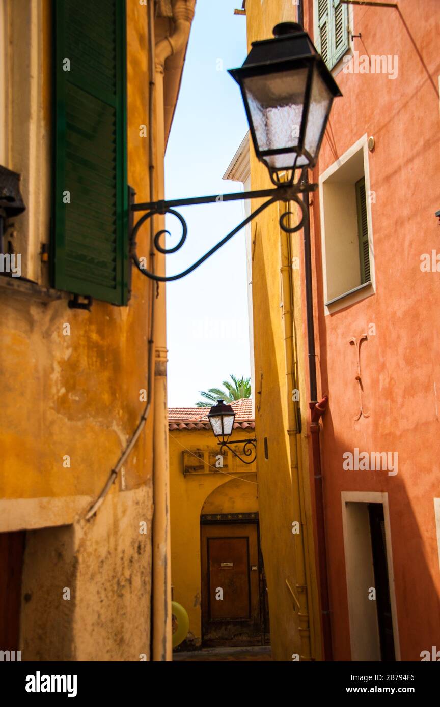 Die typischen Gassen von vieux Menton Stockfoto
