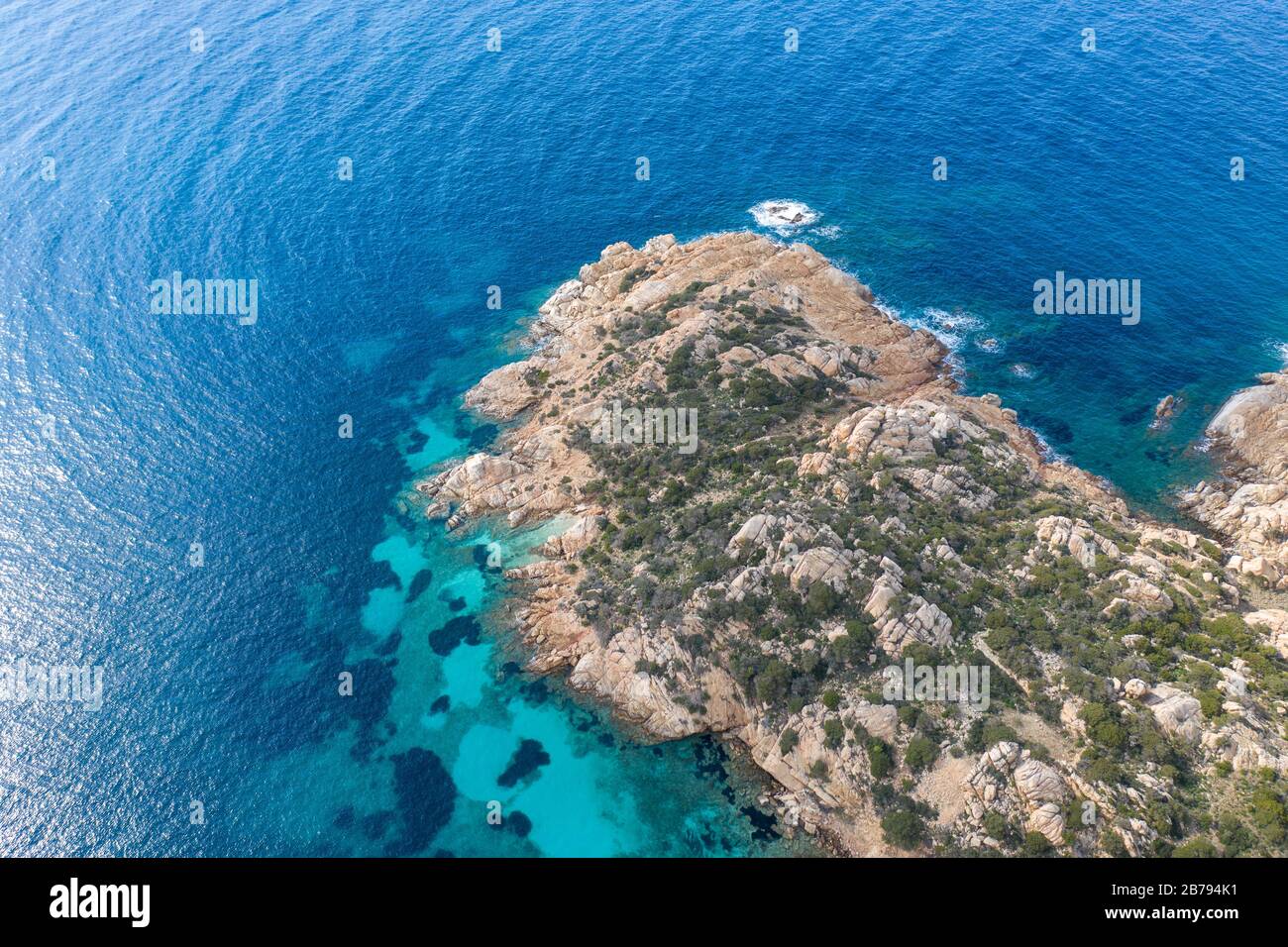 BLICK AUF DEN STRAND CALA NAPOLETANA IN CAPRERA, SARDINIEN Stockfoto