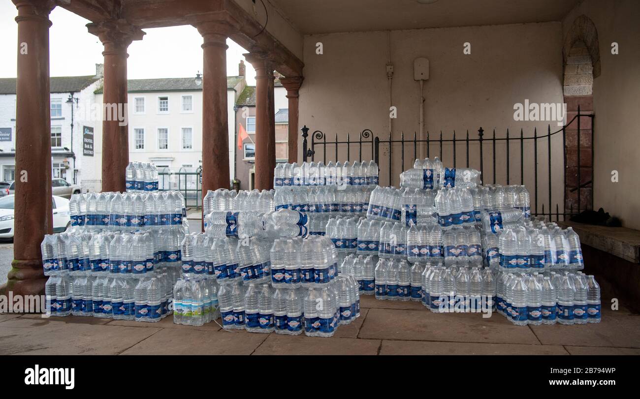 Notversorgung mit abgefülltem Wasser in Kirkby Stephen, Cumbria, nachdem eine Wasserleitung ausgefallen war. Stockfoto