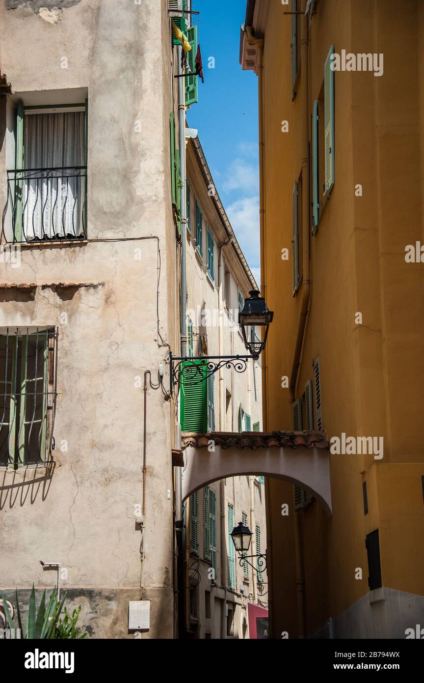 Die typischen Gassen von vieux Menton Stockfoto