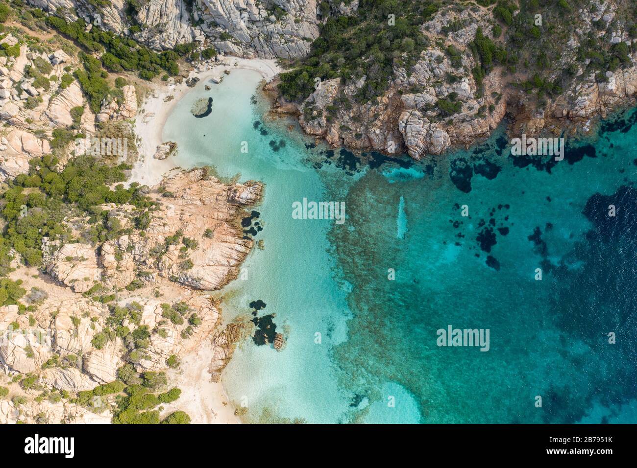 BLICK AUF DEN STRAND CALA NAPOLETANA IN CAPRERA, SARDINIEN Stockfoto