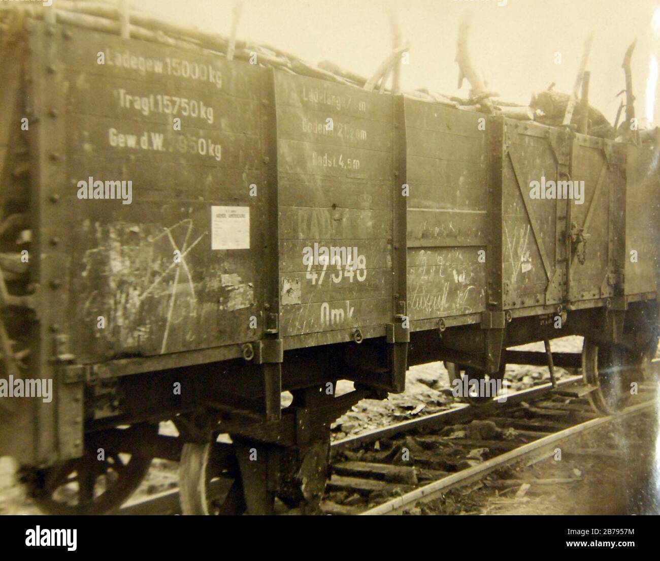 Deutscher Eisenbahnwaggon, der mit Wald von Argonne bei Varnes, Frankreich, im Jahre 1920 gefüllt war (32140189612). Stockfoto