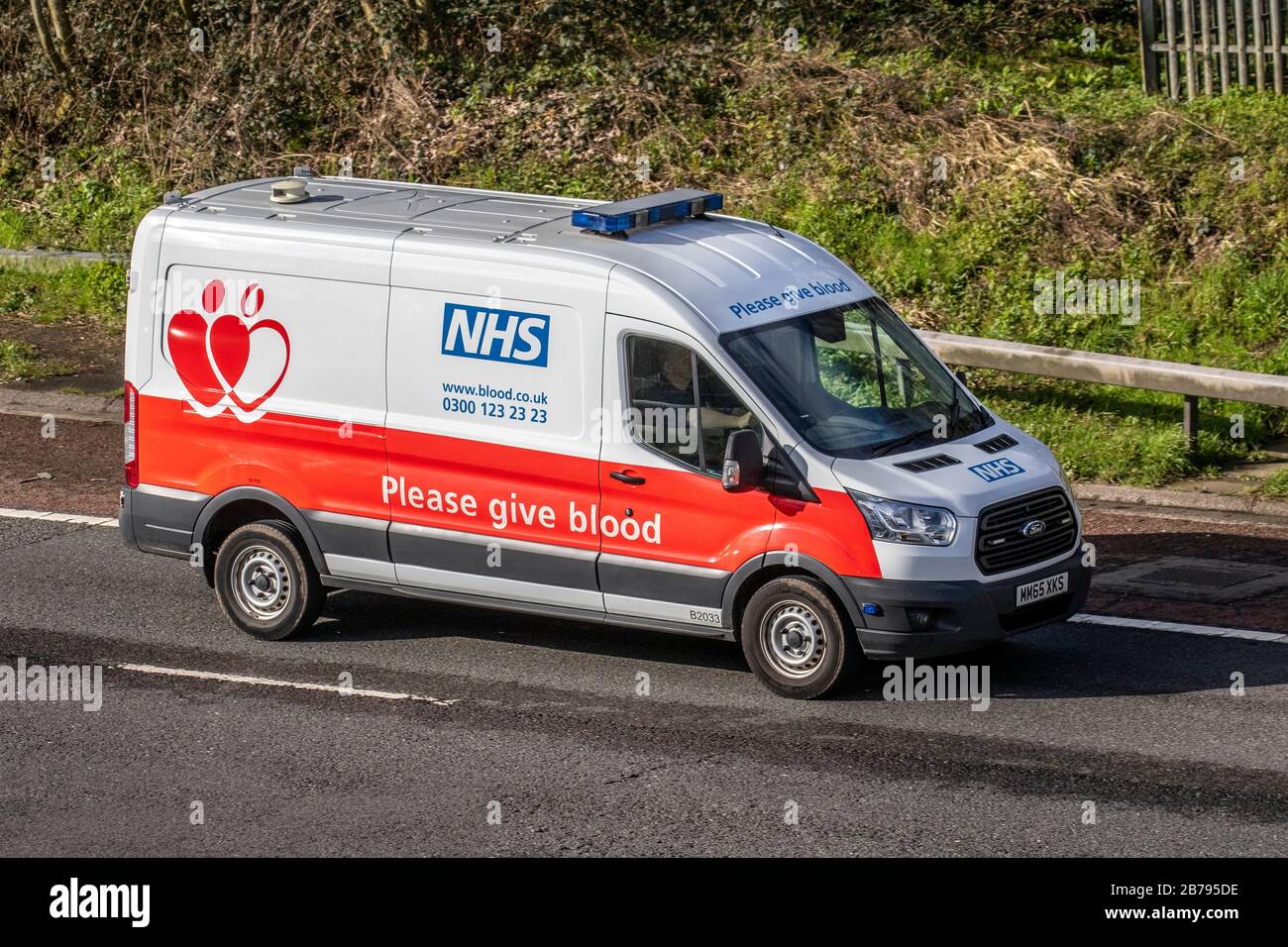 2015 WEISSER Ford Transit 350; NHS Blood Transfusion Vehicle, Van auf dem M6; Lancaster, Großbritannien Stockfoto