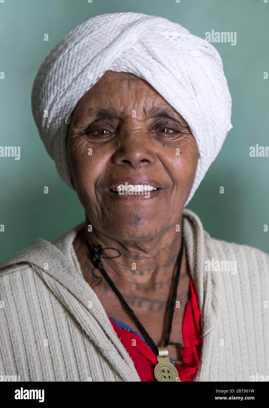 Äthiopische Frau mit Tätowierungen im Nacken, Region Addis Abeba, Addis Abeba, Äthiopien Stockfoto