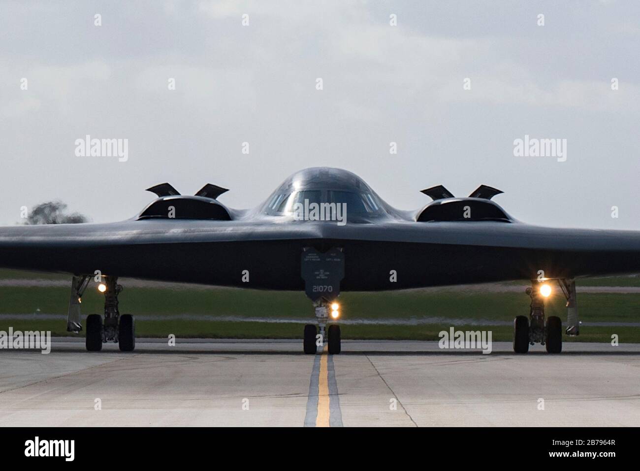 A U.S. Air Force B-2 Spirit Stealth-Strategie-Bombertaxis after Landing at RAF Fairford March 14, 2020 in Gloucestershire, England. Stockfoto