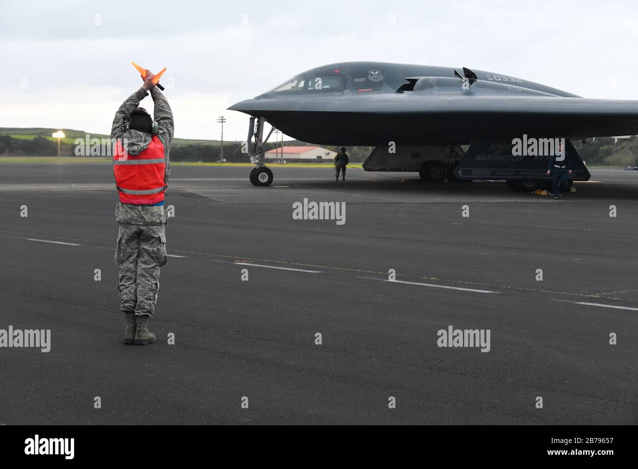 US-Luftwaffenführer Noah Rugg, 1. Klasse, ein dem 131. Bombenflügel zugewiesener Besatzungschef, beginnt, einen strategischen B-2 Spirit Stealth-Bomber für den Abflug auf Lajes Field am 12. März 2020 auf den Azoren in Portugal zu marschieren. Stockfoto