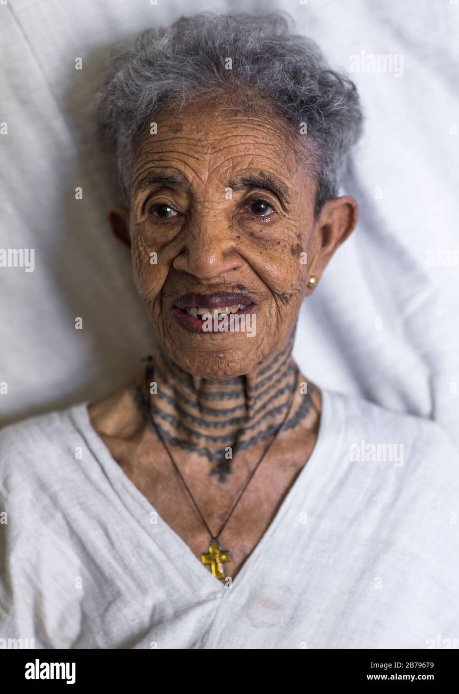 Äthiopische Veteranin aus dem italo-äthiopischen Krieg mit Tattoes im Nacken, Addis Abeba Region, Addis Abeba, Äthiopien Stockfoto