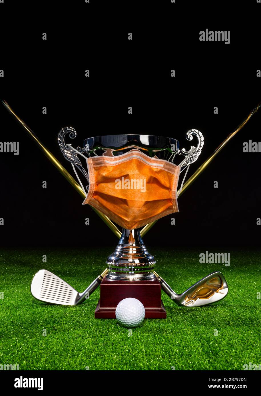 Coronavirus Maske auf einem Golfcup - Save Golf Stockfoto