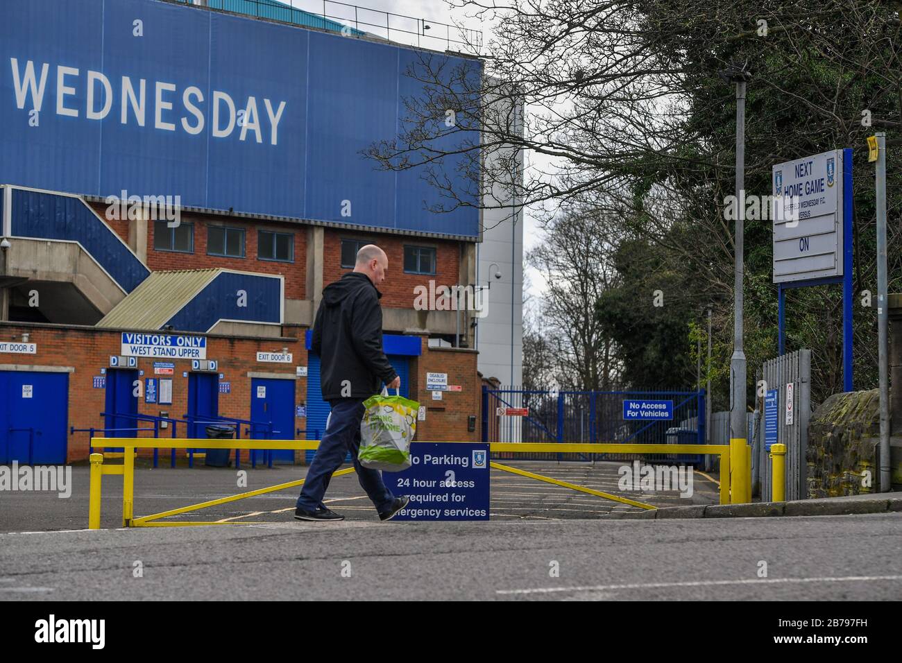 Ein Mann läuft an Hillsborough vorbei, dem Sitz des Sheffield Wednesday Football Club, nachdem er gestern angekündigt hatte, dass die English Football League alle Spiele bis Freitag, den 3. April 2020 ausgesetzt hat. Stockfoto