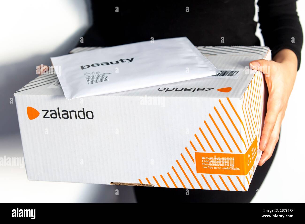 Posen, Polen - 14. März 2020: Frau mit Zalando-Box mit bestellten Artikeln im Online-Shop. Stockfoto