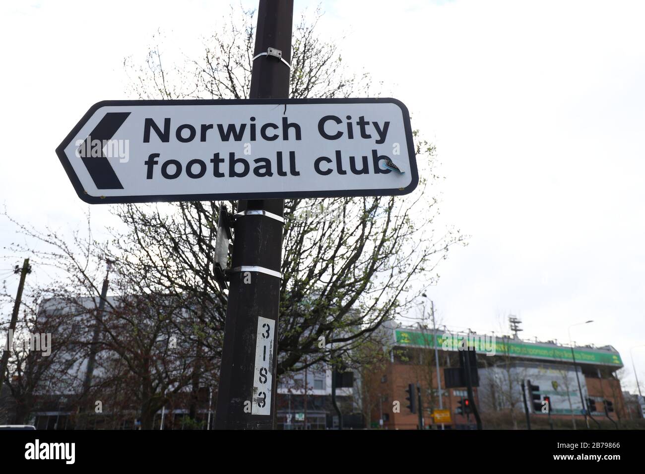 Ein Schild außerhalb der Carrow Road, der Heimat des Norwich City Football Club, nach der gestrigen Ankündigung, dass die Premier League alle Spiele bis Samstag, den 4. April 2020 ausgesetzt hat. Stockfoto