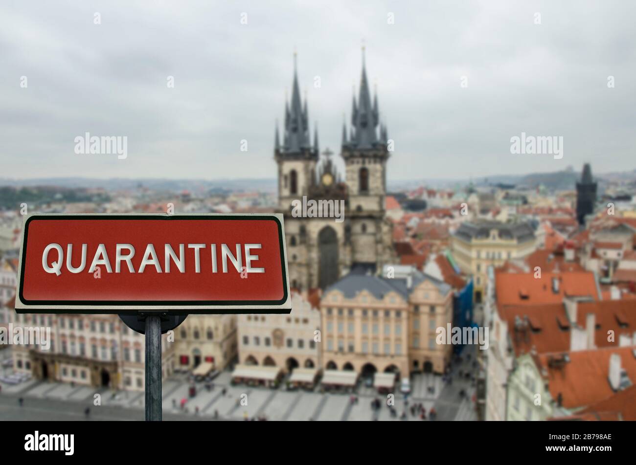 Quarantäneschild mit Innenstadt in Prag, Tschechien. Warnung vor epidemischer Quarantäne in Tschechien. Coronavirus-Krankheit. COVID-2019-Warnung Stockfoto