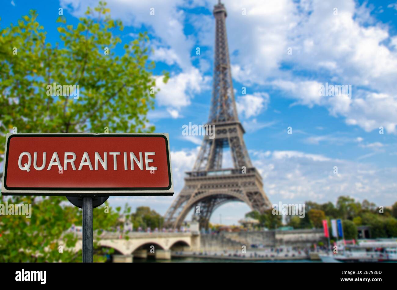 Quarantäneschild mit Eiffelturm in Paris, Frankreich. Warnung vor epidemischer Quarantäne in Frankreich. Coronavirus-Krankheit. Warnschild COVID-2019 Stockfoto