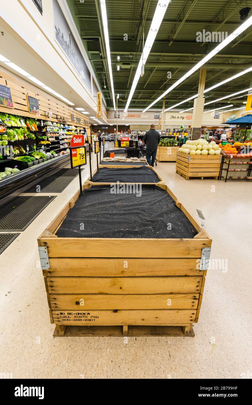 Leere Regale von Produkten in einem Supermarkt Lebensmittelgeschäft als Coronavirus verursacht Angst und Panik Stockfoto