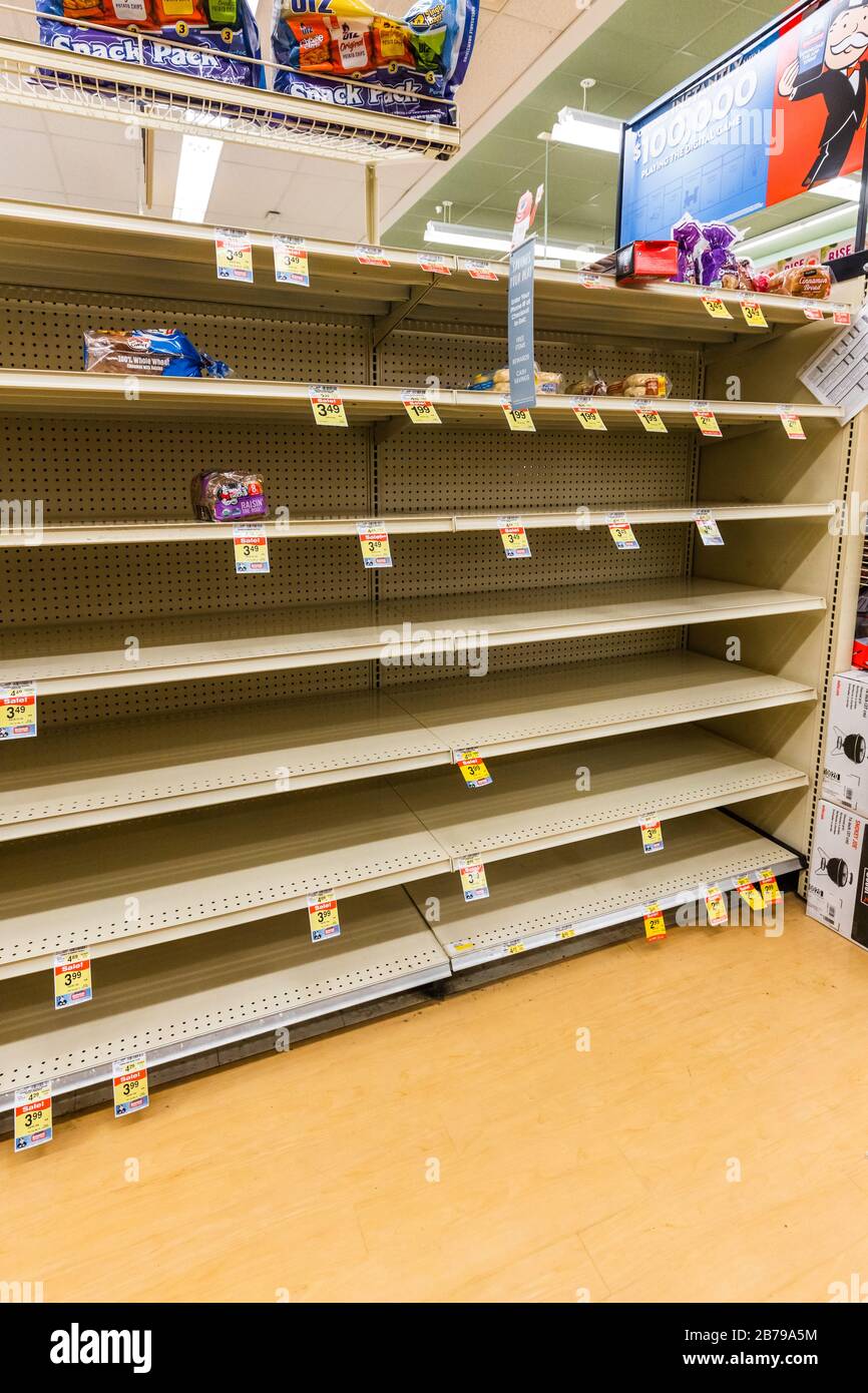 Fast leere Regale in einem Supermarkt in der Brotinsel, da Coronavirus Angst und Panik vertikal verursacht Stockfoto