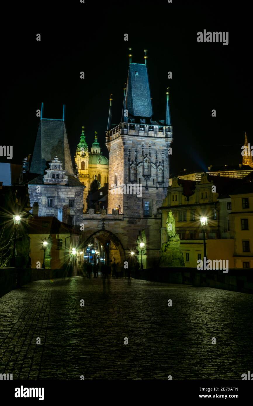 Vertikales Foto der Karlsbrücke (Karluv Most), Prag Stockfoto