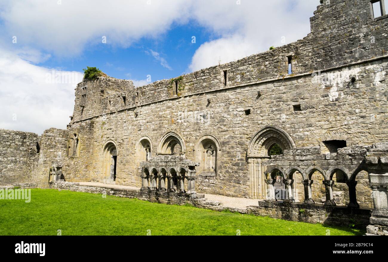 Panoramablick auf die Ruinen von Cong Abbey im County Mayo in Irland, blaue Wolke und weiße Wolken. Stockfoto Panoramablick auf die Ruinen von Cong Abbey im County Mayo in Irland, blaue Wolke und weiße Wolken. Stockfoto