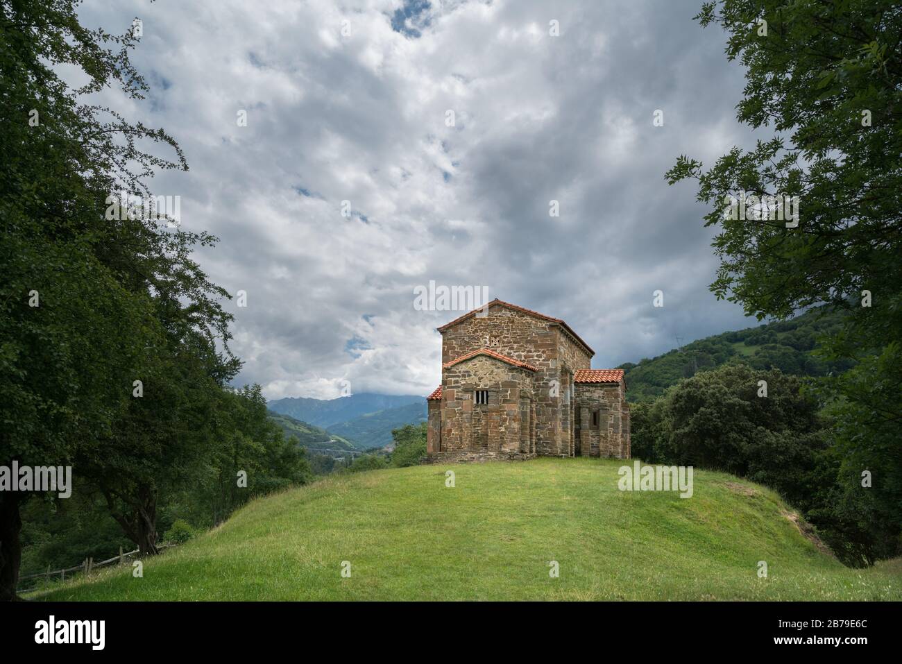 Pre-Romanan-Kirche Santa Cristina de Lena in den Vierzeln von Oviedo, Asturien, Spanien Stockfoto