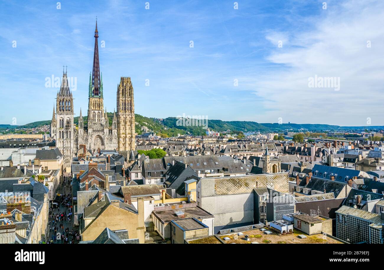 Panoramablick auf Rouen, mit der gotischen Kathedrale Notre-Dame, an einem sonnigen Nachmittag. Normandie, Frankreich. Stockfoto