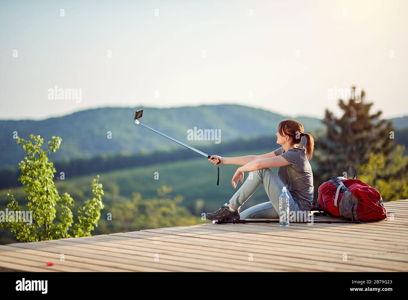 Junge Frauen nehmen selfie mit einem Stock auf Aussichtspunkt hoch in den Bergen, Natur, entspannendes, positives Energiekonzept Stockfoto