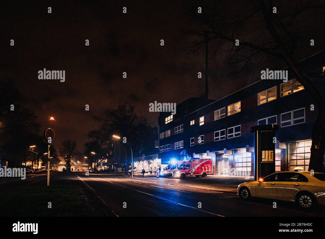 Feuerwehrfahrzeuge warten in den Straßen von Berlin Stockfoto