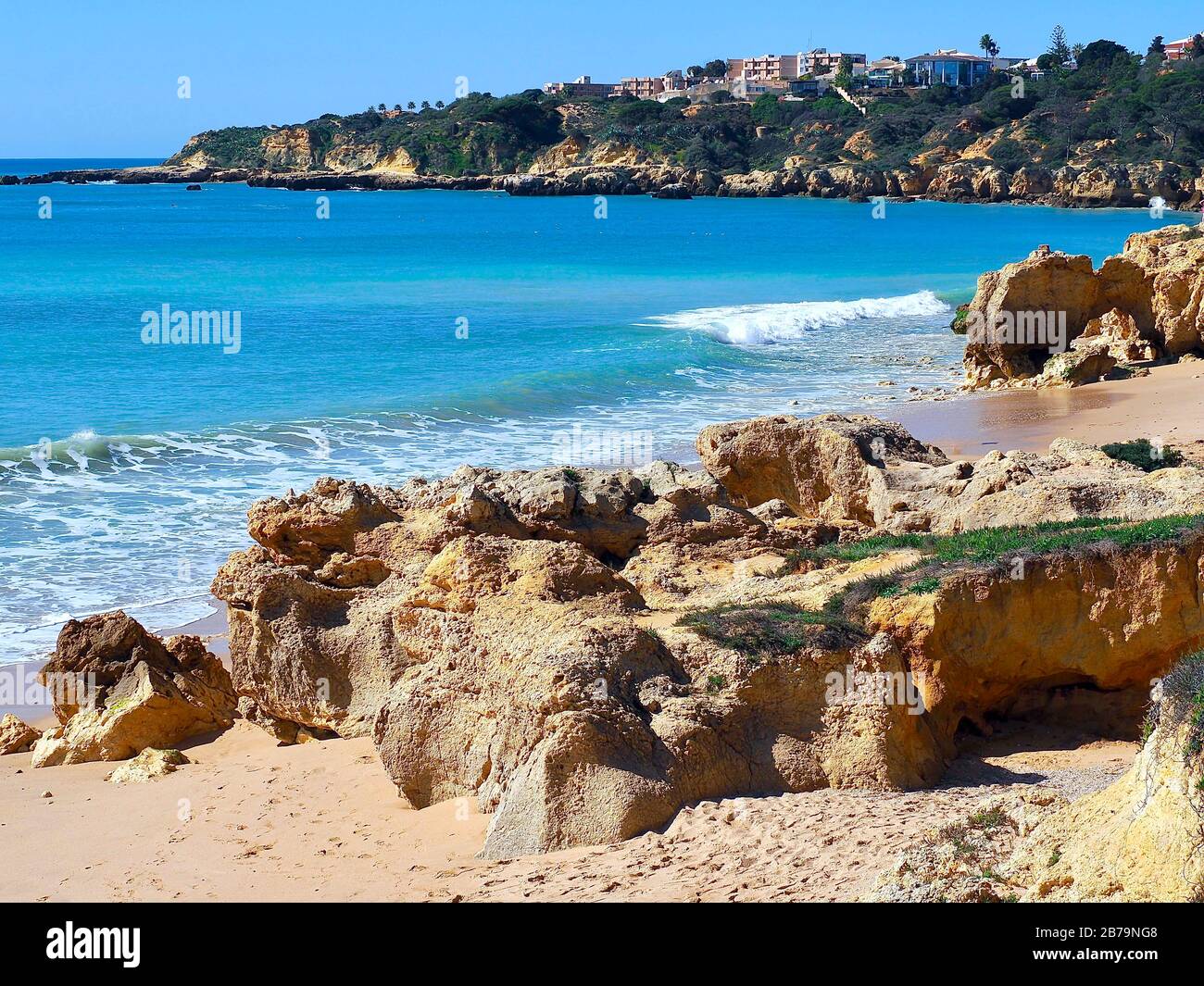 Wunderschönes Meer in der Praia da Oura in Albufeira an der Küste der Algarve von Portugal Stockfoto