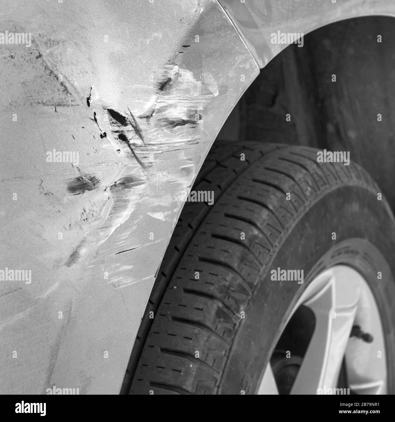 Generisches Auto mit verkratzter Farbe und verkratzter Karosserie bei Unfall oder Parkplatz. Nahaufnahme. Stockfoto