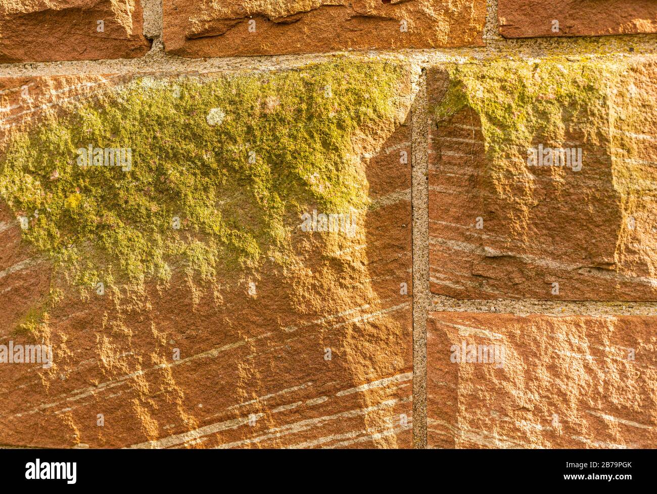 Steinmauern. Schöner und interessanter Hintergrund. Grober Aufbau. Mossy Stein. Alte Wand. Braun und Schwarz. Stockfoto